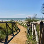 Sunny Steps From The Sea In Appartement *