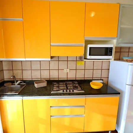 Sunny Steps From The Sea In Appartamento